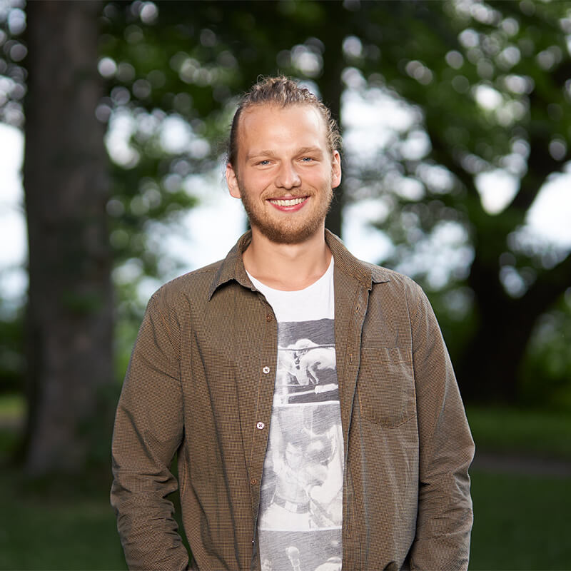 Portrait von Maximilian Rupp - er ist ein junger Mann mit längeren blonden Haaren